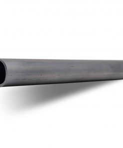 Ein Rundrohr aus Aluminium liegt waagerecht freigestellt vor hellem Hintergrund.