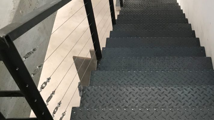 Sanierungsstufen aus Stahl Riffelblech