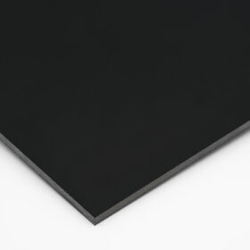 Eine HPL-Platte in Schwarz zeigt eine glatte, matte Oberfläche und eine dunkle Kante.
