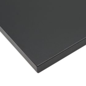 Dekorplatte in Schwarz mit seidenmatter Oberfläche und klarer Kante.