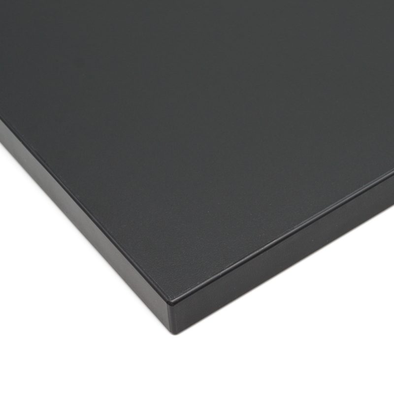 Dekorplatte in Schwarz mit seidenmatter Oberfläche und klarer Kante.