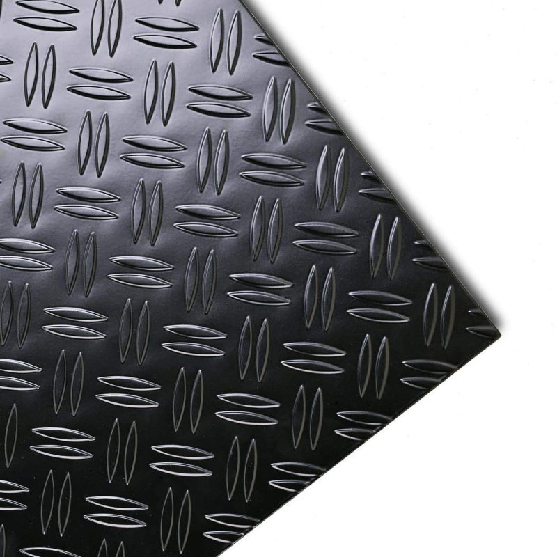 Nahaufnahme eines schwarzen Aluminium-Tränenbleches mit markanter Riffelstruktur.