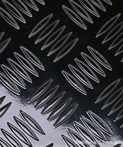 Nahaufnahme eines schwarzen Aluminium-Tränenbleches mit markanter Riffelstruktur.