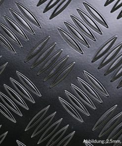 Nahaufnahme eines schwarzen Aluminium-Tränenbleches mit markanter Riffelstruktur.