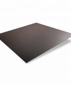 Schwarzes entzundertes Stahlblech freigestellt dargestellt.