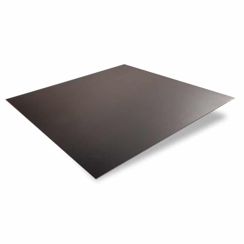 Schwarzes entzundertes Stahlblech freigestellt dargestellt.