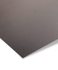 Entzundertes Stahlblech mit glatter, dunkler Oberfläche in Detailansicht.