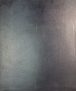 Schwarzes gezundertes Stahlblech mit glatter Oberfläche.