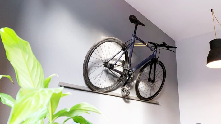 2 Meter L-Profil, auf welchem ein Fahrrad drauf steht.