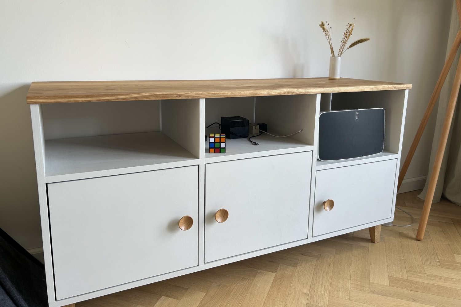 Kommode aus eingefärbter Multiplexplatte