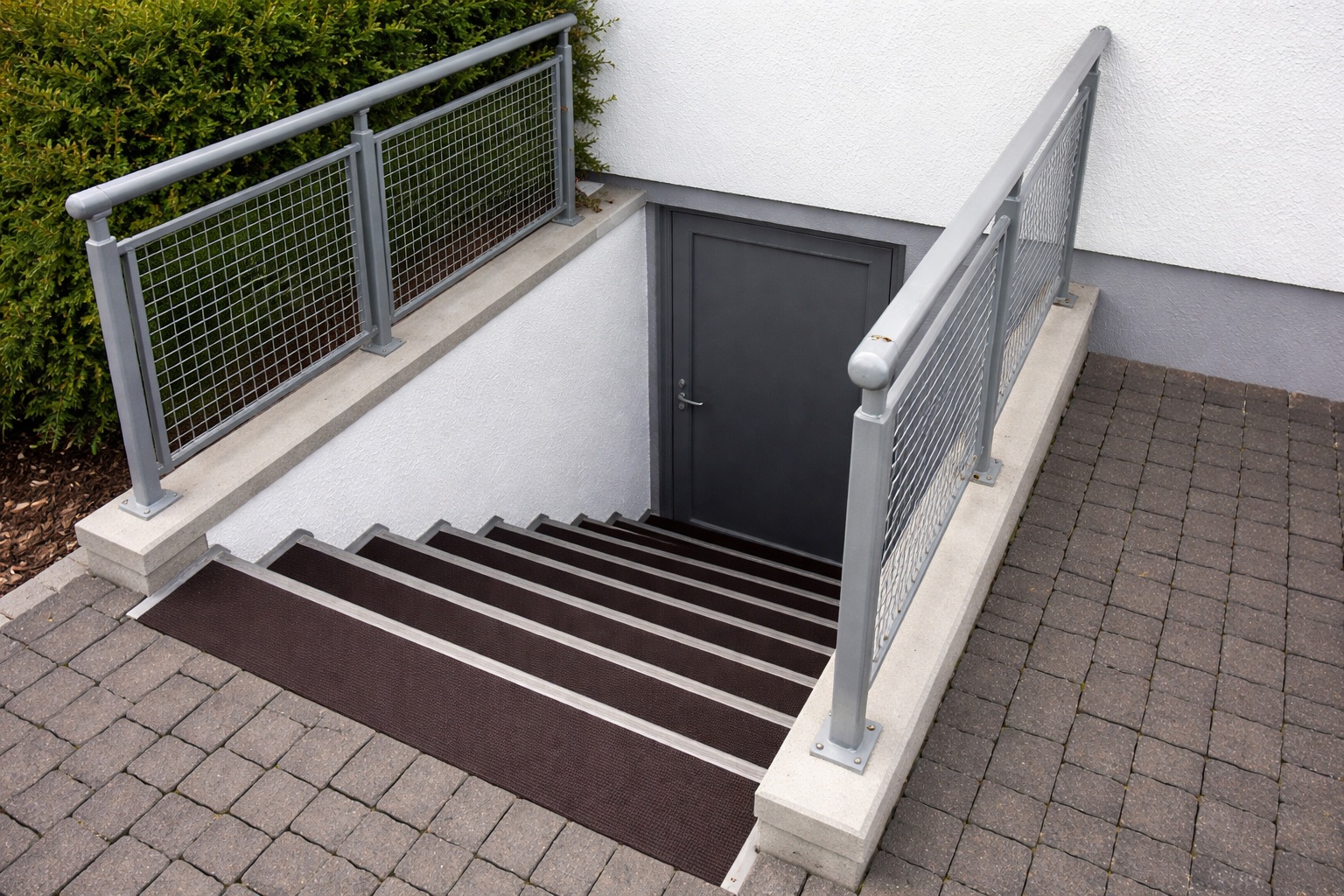 Eine Kellertreppe ist mit rutschhemmenden Siebdruckplatten belegt.