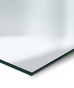 Eine glänzende Glasplatte liegt diagonal und wirft sanfte Reflexionen.