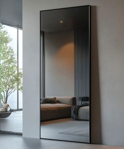 Bodenspiegel mit schwarzem Rahmen in modernem Wohnzimmerinterieur.