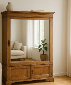 Großer Spiegel im Holzschrank mit spiegeldem Wohnzimmerinterieur.