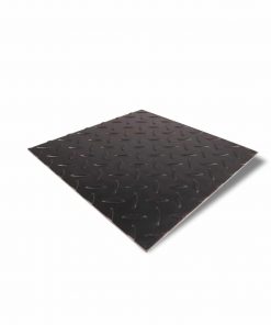 Schwarzes Stahl-Riffelblech mit rutschfester Oberfläche freigestellt dargestellt.