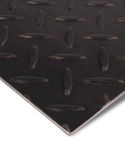 Schwarzes Stahl-Riffelblech mit markanter Tränenstruktur in Nahaufnahme.