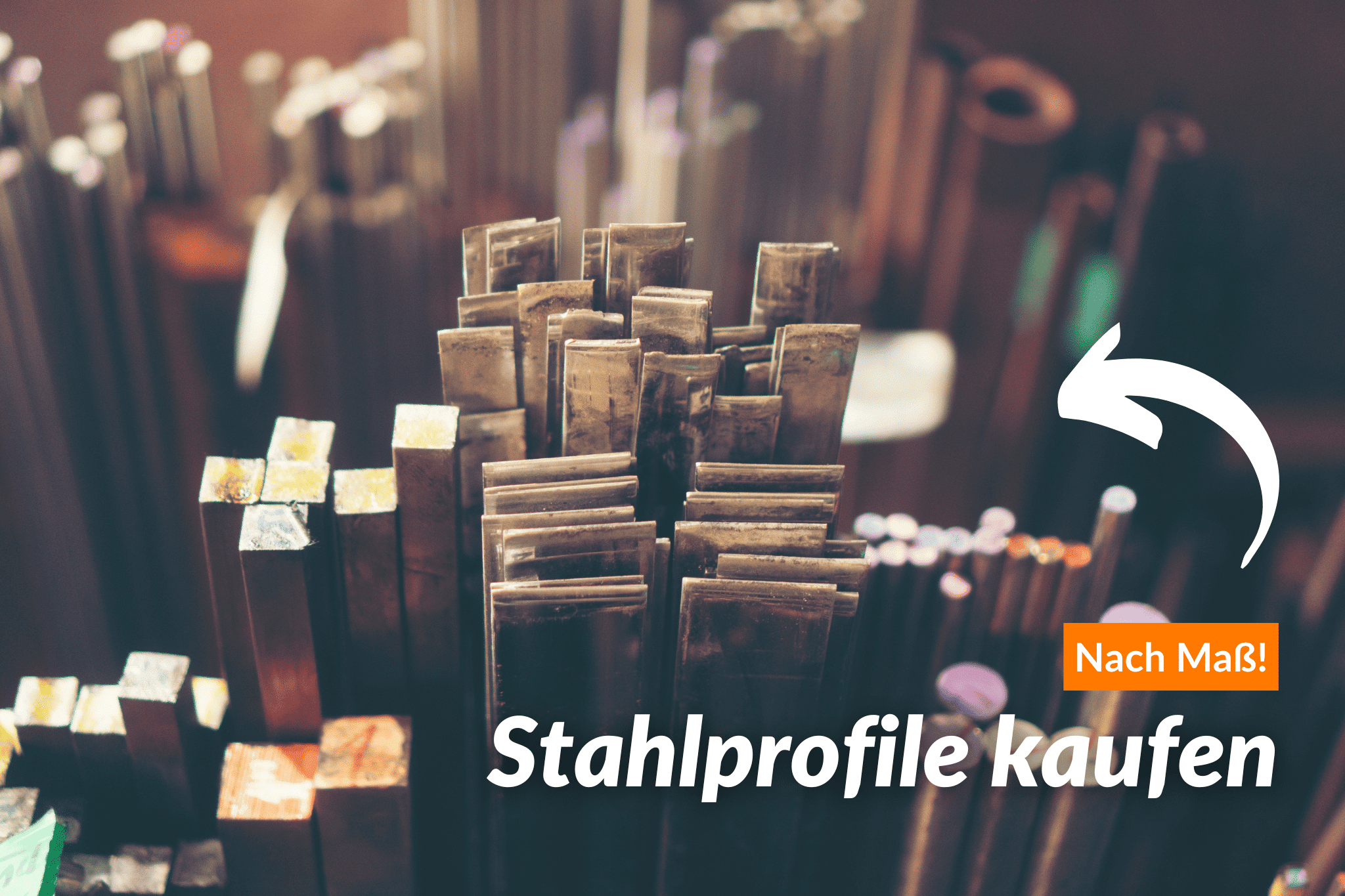 Unterschiedlich zugeschnittene Stahlprofile stehen gebündelt in einer Werkstatt.