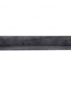 Ein flacher Stahlträger liegt horizontal vor einem neutralen Hintergrund.
