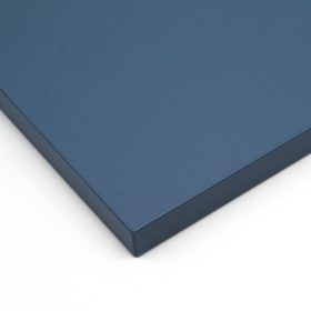 Dekorplatte in Taubenblau mit seidenmatter Oberfläche und klarer Kante.