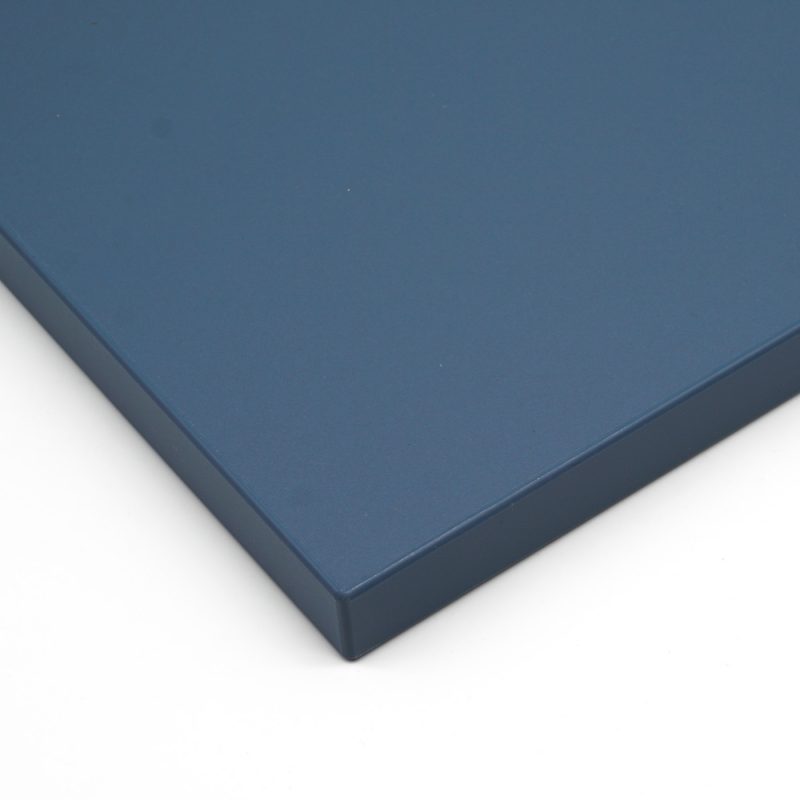 Dekorplatte in Taubenblau mit seidenmatter Oberfläche und klarer Kante.