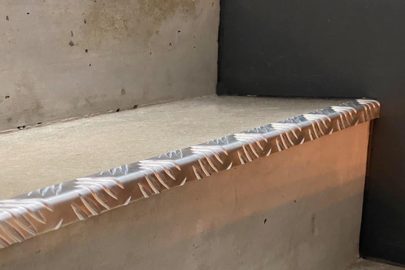 Treppe mit Kantenschutz aus Aluminium-Riffelblech.