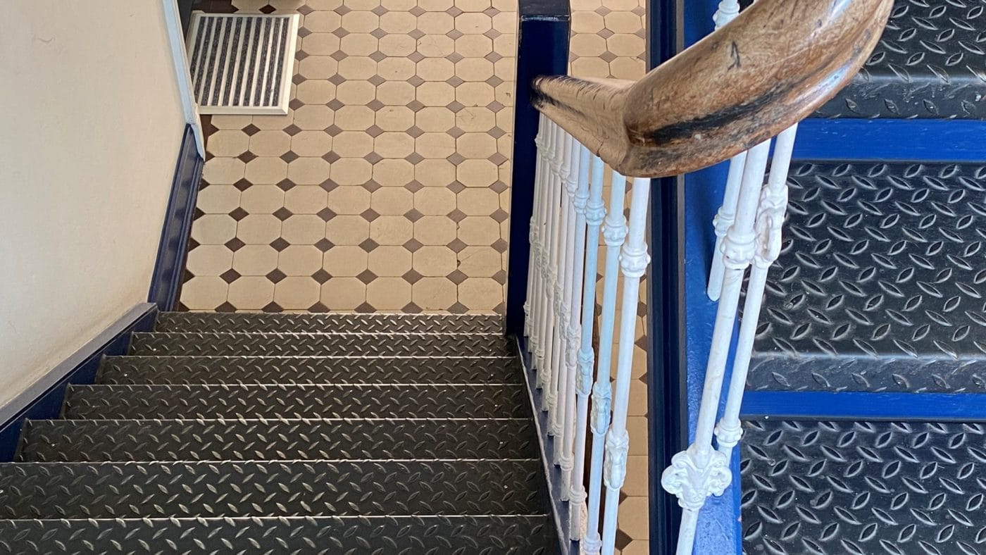 Treppenstufen aus Stahl Riffelblech im Altbau Treppenhaus