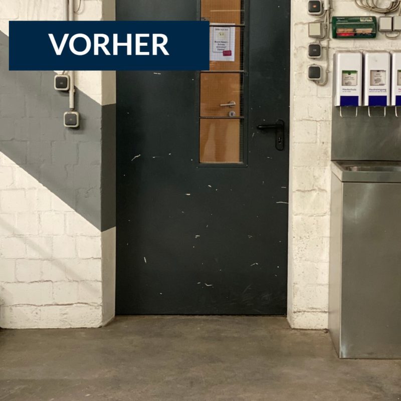 Werkstatttür mit Gebrauchsspuren