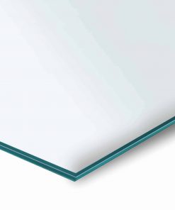Eine einzelne VSG-Glasplatte liegt auf hellem Untergrund und verdeutlicht die gleichmäßige Stärke sowie die feine Kantenbearbeitung.