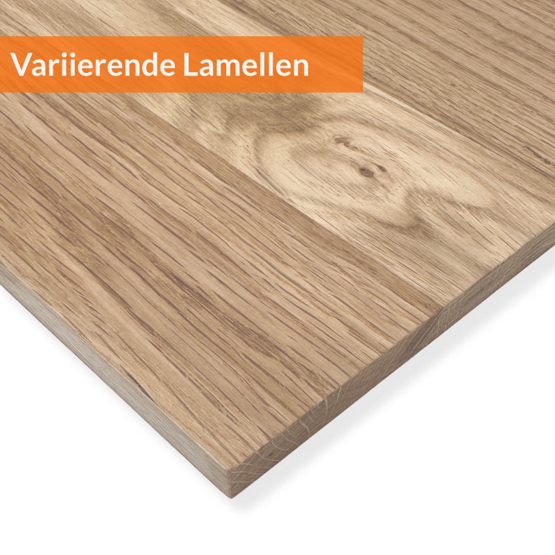 Die Oberfläche einer Holzplatte zeigt variierende Lamellen sowie eine natürliche Maserung.