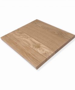 Eine quadratische Holzplatte liegt freigestellt vor einem hellem Hintergrund.