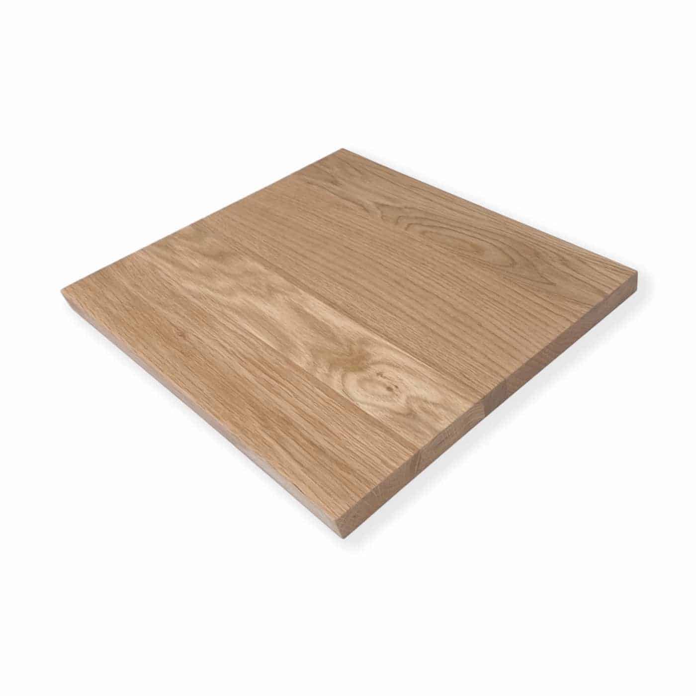 Eine quadratische Holzplatte liegt freigestellt vor einem hellem Hintergrund.