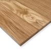 Eine helle Holzplatte zeigt eine lebhafte Maserung und leicht abgerundete Kanten.