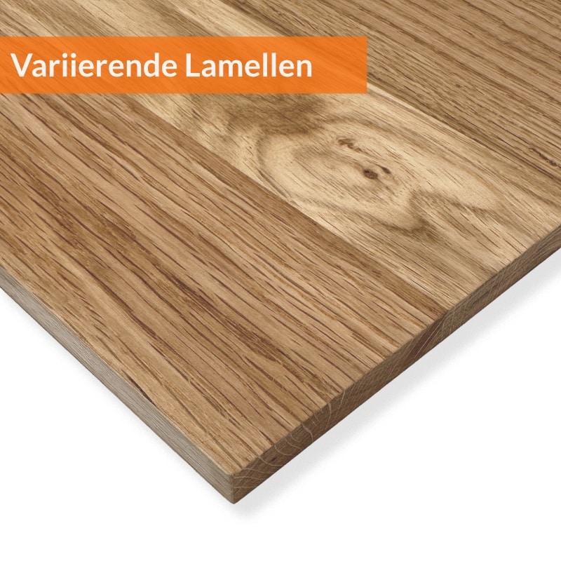 Eine Holzplatte mit variierenden Lamellen zeigt unterschiedliche Maserungsverläufe.