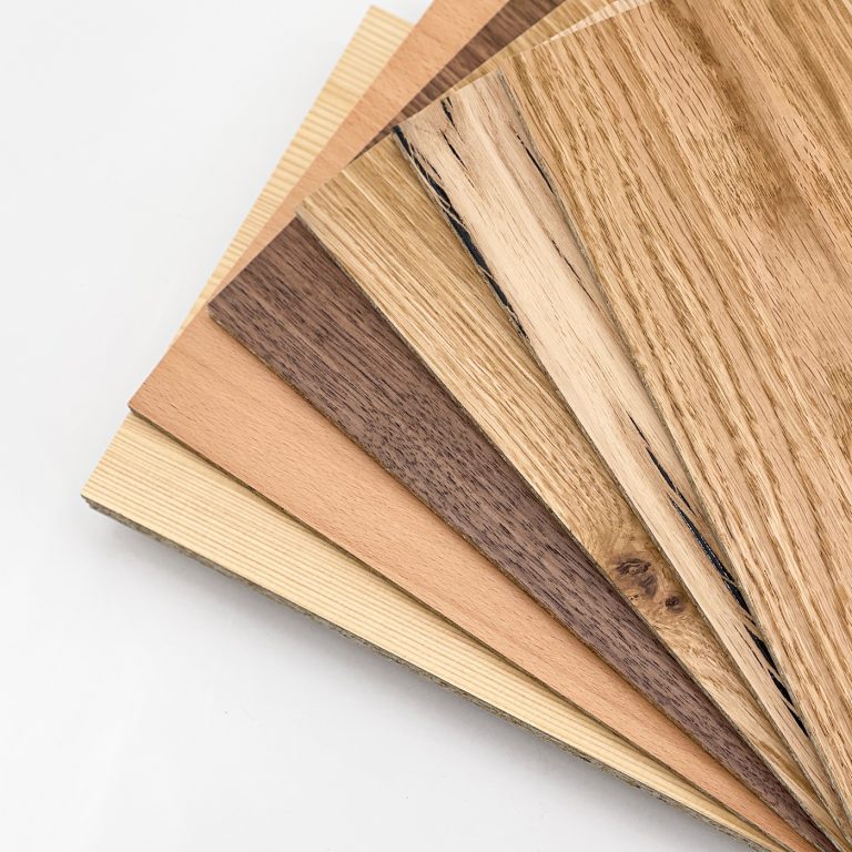 Furniermusterfächer mit verschiedenen Holzarten und Farbtönen.