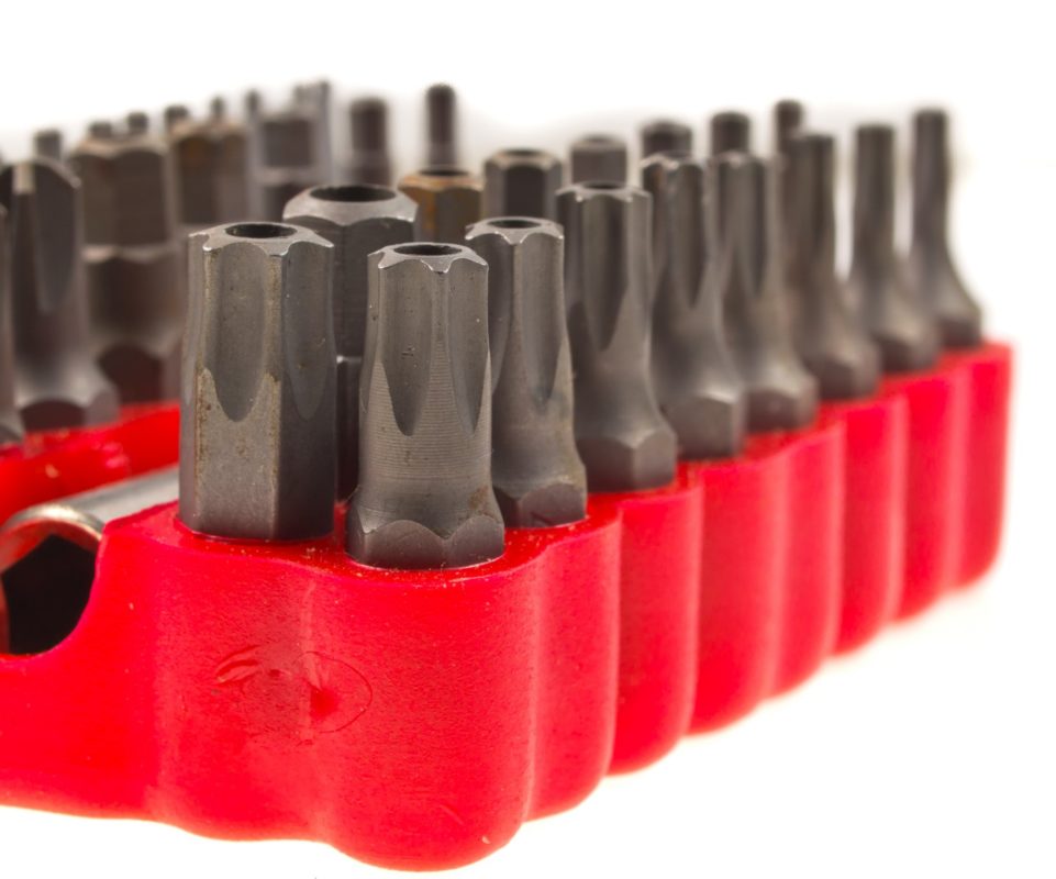 Torx-Bits in rotem Halter für Schraubendreher.