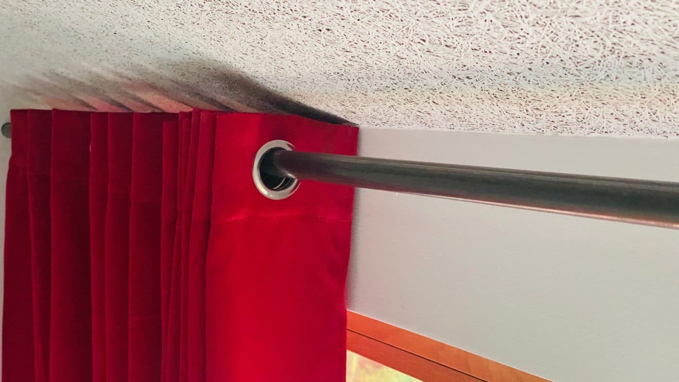 Vorhangstange aus Stahlrohr mit Verdunkelungsvorhang