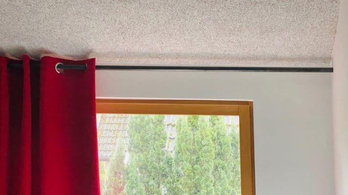 Vorhangstange aus Stahlrohr im Kinderzimmer.