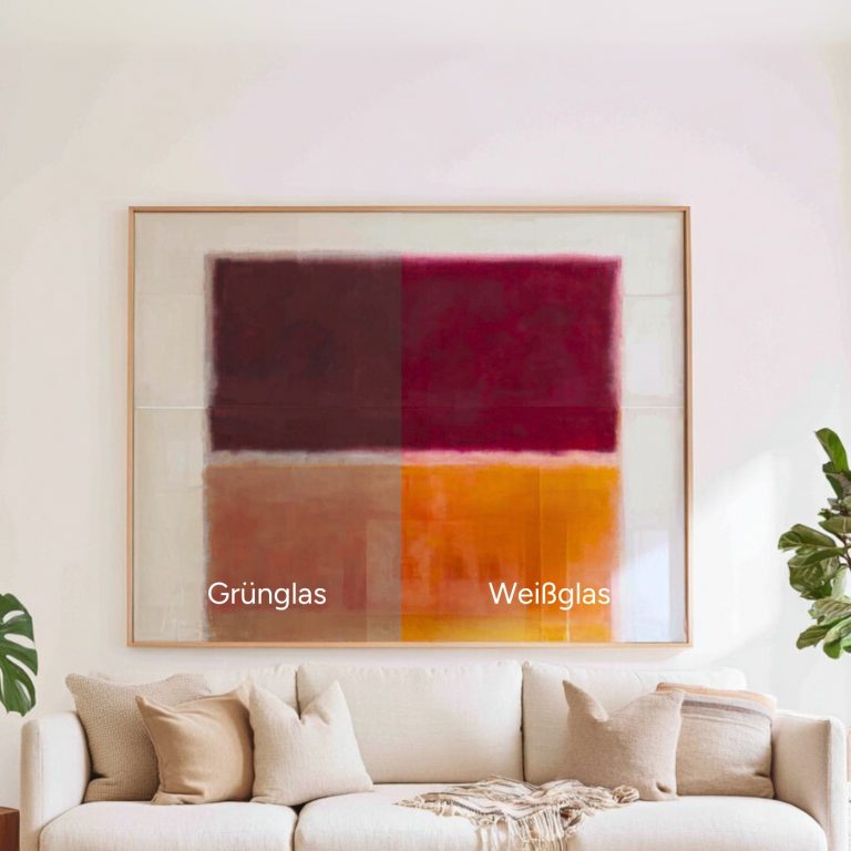 Vergleich von Grünglas und Weißglas im Bilderrahmen über Sofa.