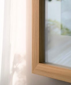 Weißes Glas in Holzrahmen mit sanfter Lichtreflexion.