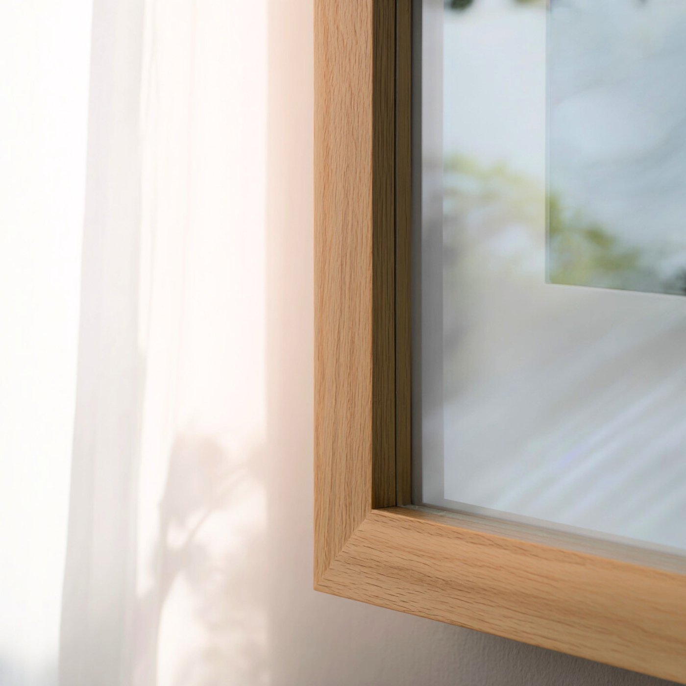Weißes Glas in Holzrahmen mit sanfter Lichtreflexion.
