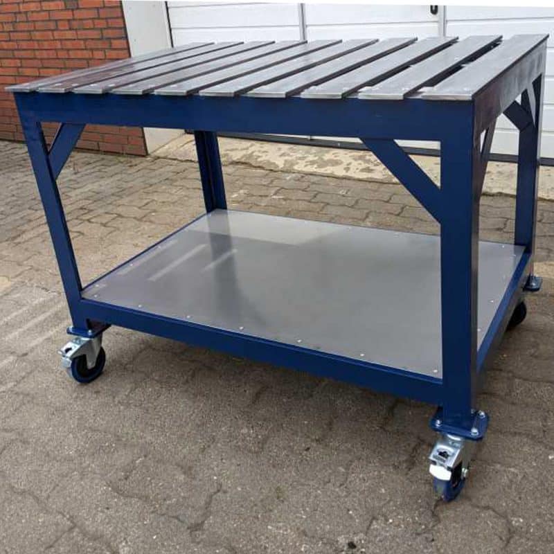 Eine maßgefertigte Sonderanfertigung bietet eine robuste, mobile Arbeitsfläche.