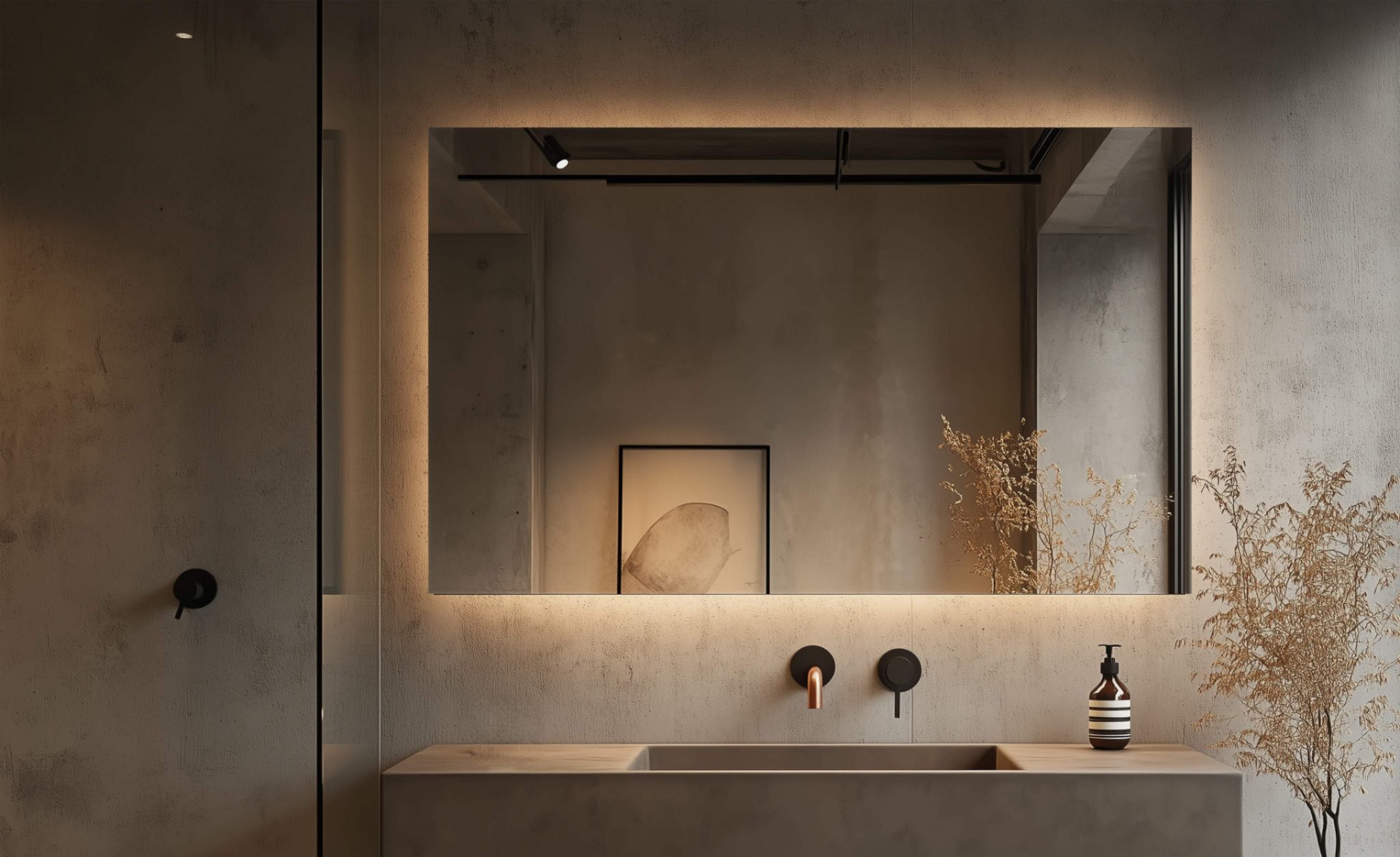 Großer beleuchteter Spiegel in modernem Badezimmer mit Betonoptik und minimalistischer Einrichtung.