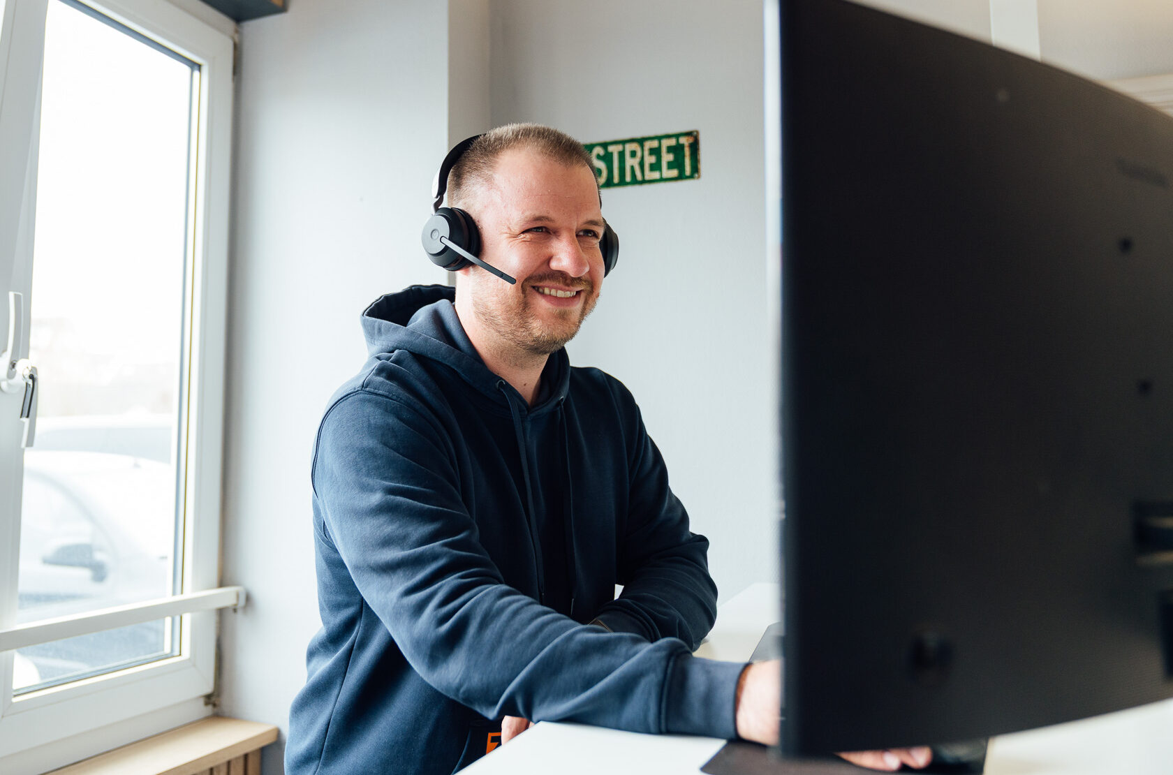 Glücklicher Customer Service Mitarbeiter bei Zuschnittprofi