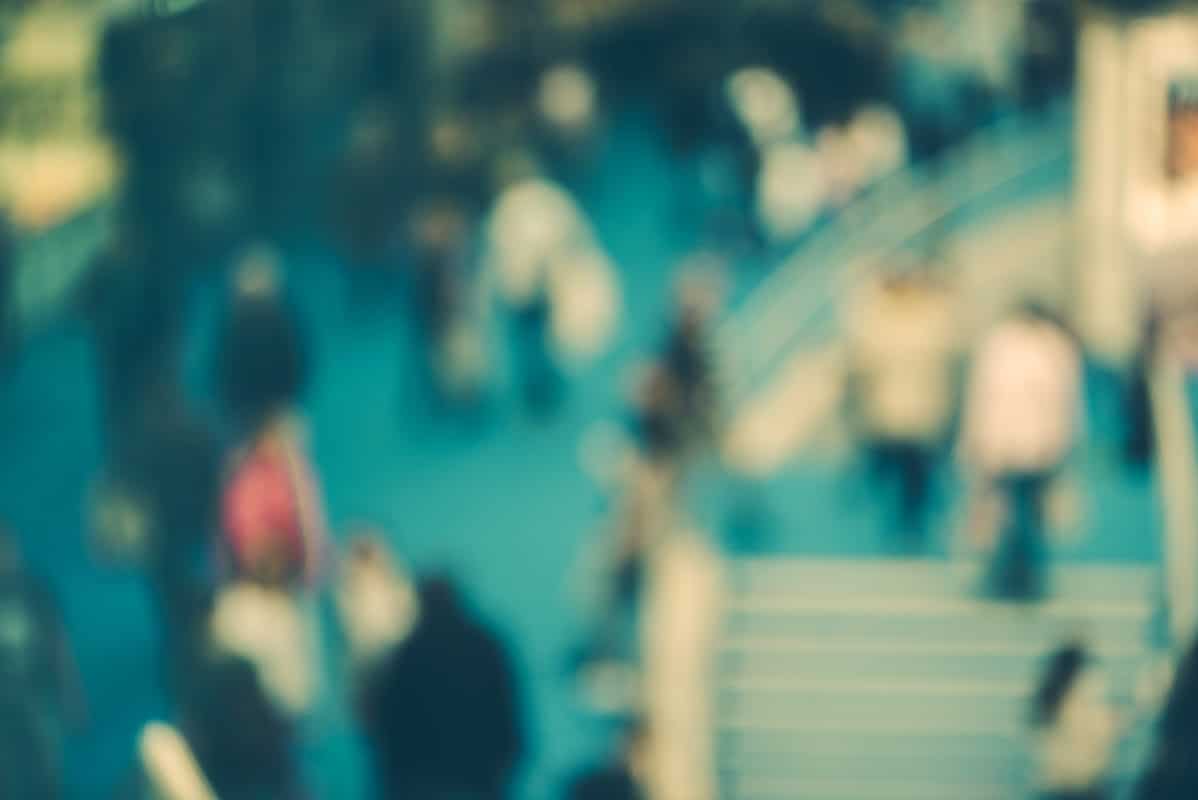 Verschwommene Menschenmenge auf einer Messe.