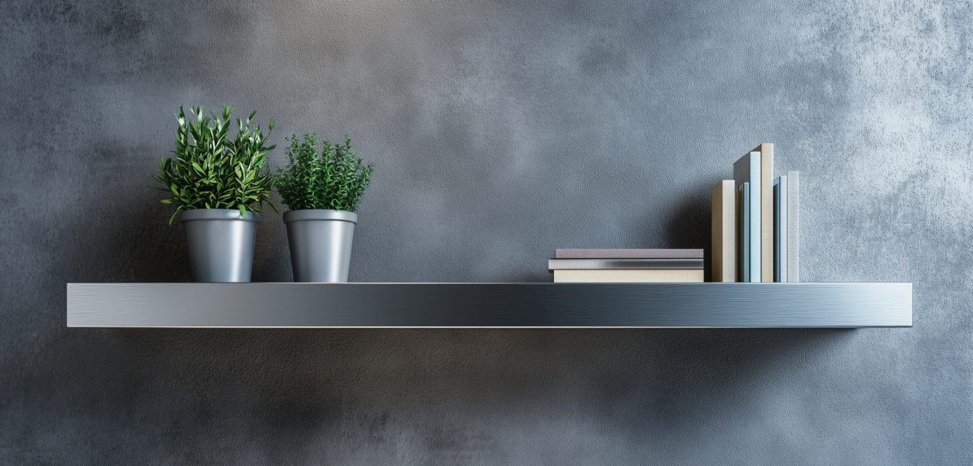 Schwebendes Wandregal aus Aluminium mit Pflanzen und Büchern.