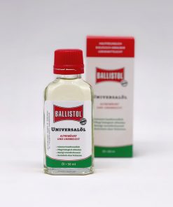Ein Pflegeöl steht vor seiner passenden Verpackung auf hellem Untergrund.