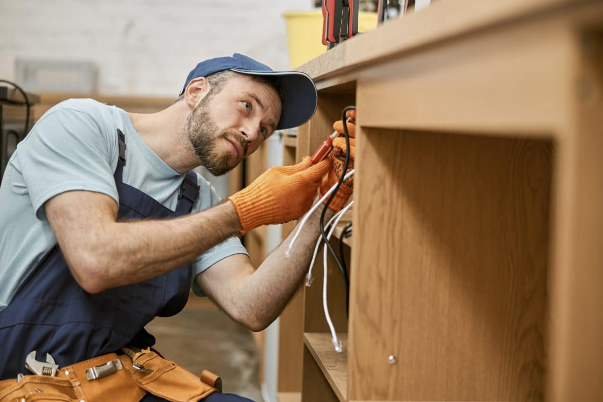 Handwerker repariert Tischelektrik.