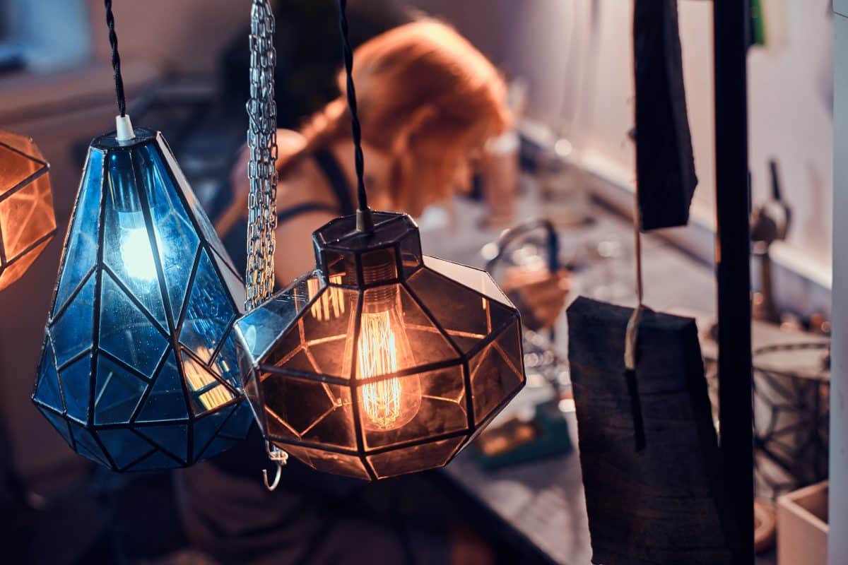 Lampen in einer Glaswerkstatt. 