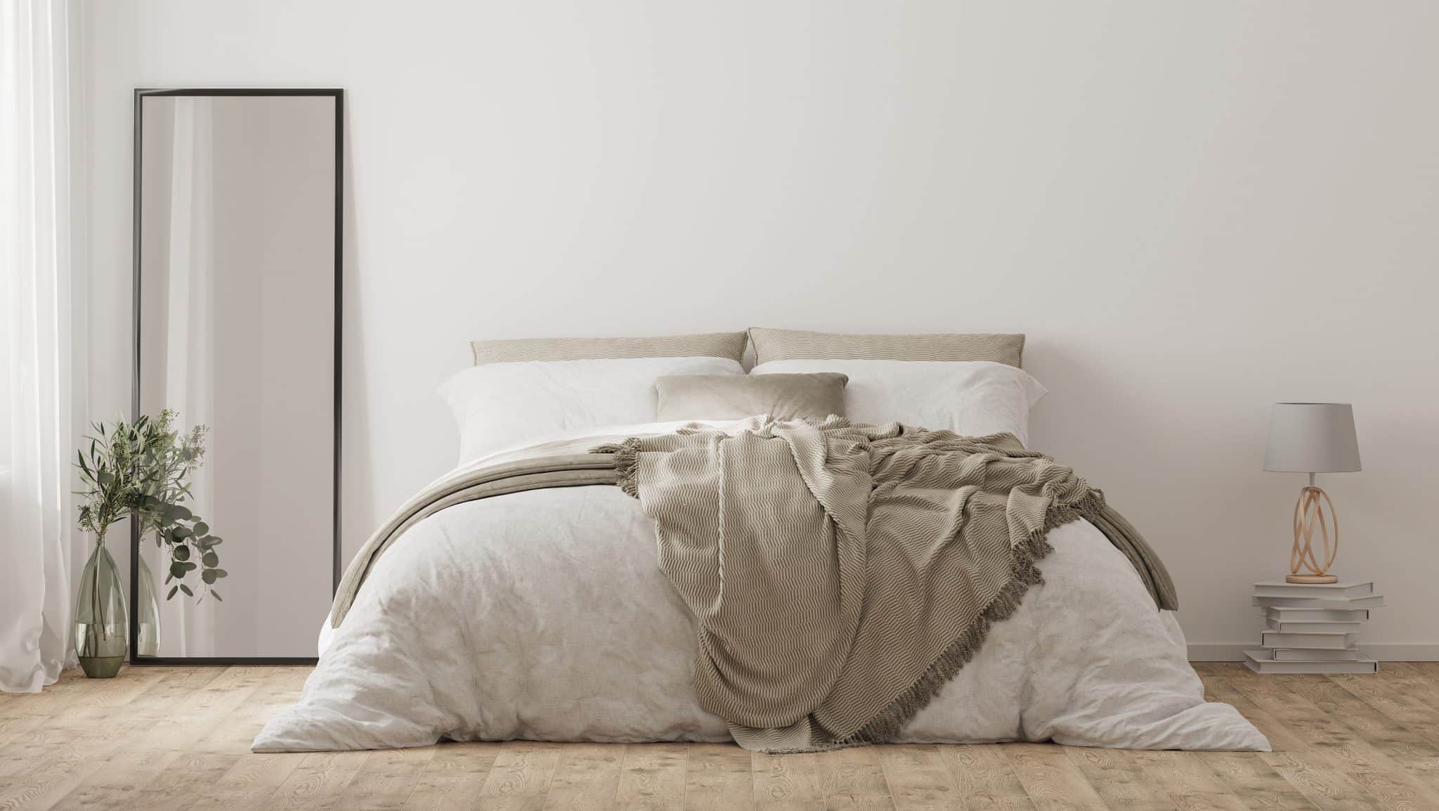 Minimalistisches Schlafzimmer mit großem Standspiegel und Bett.