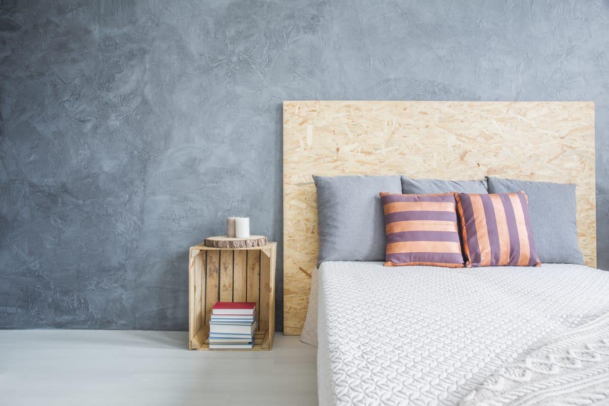 Ein schlicht eingerichtetes Schlafzimmer mit Holzdetails und neutralen Farben.